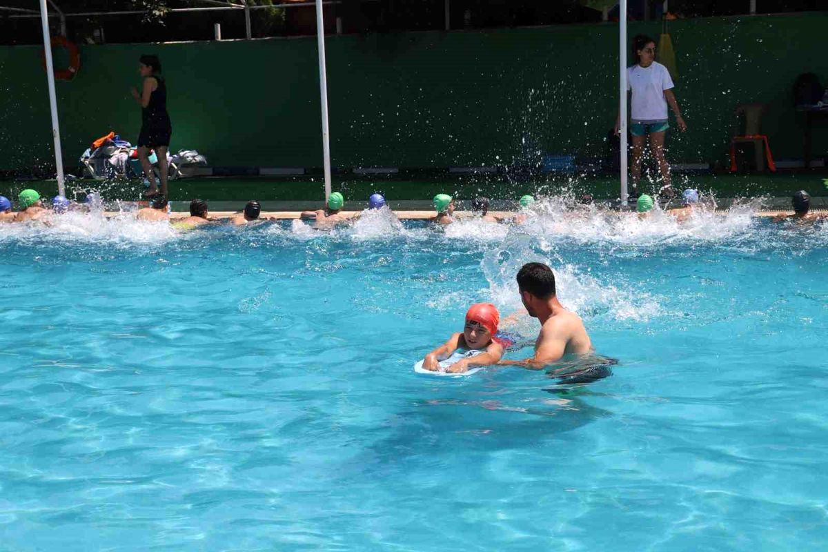 Turgutlu\'da 2. dönem yüzme kayıtlarına yoğun ilgi