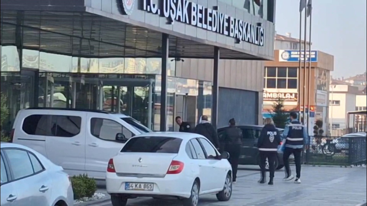 Uşak Belediyesi\'ne Operasyon: 25 Gözaltı