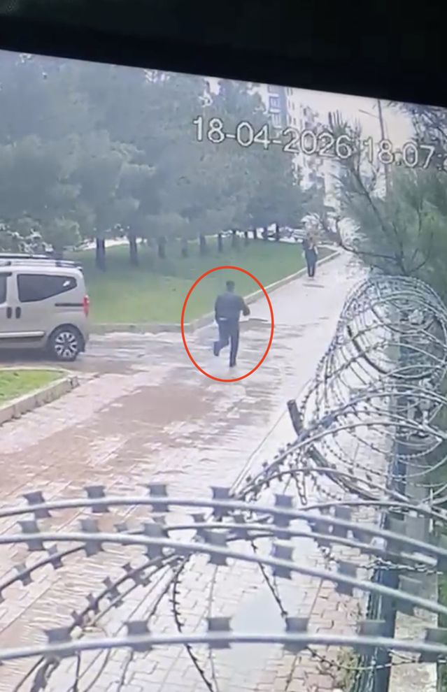 Üzerine su sıçratan sürücünün saldırısına uğradı; o anlar kamerada