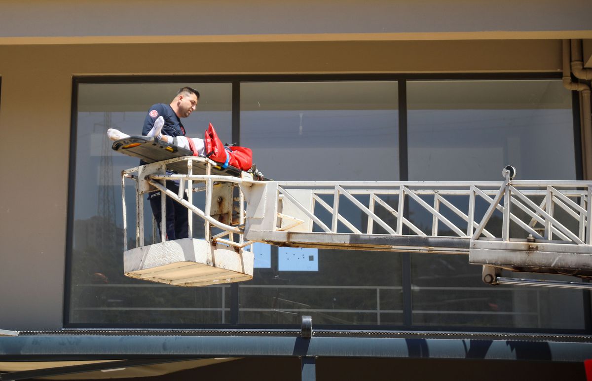 Antalya\'da Pencereden Düşen Adam Yaralandı