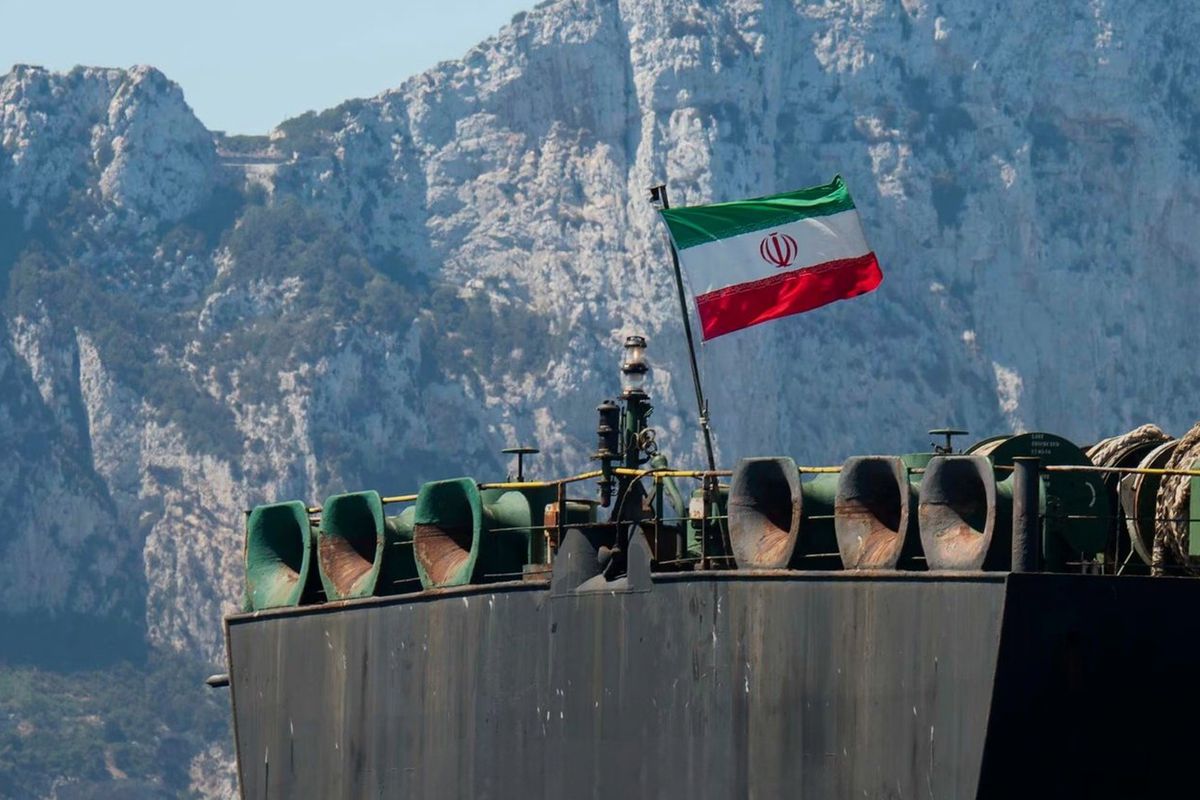 Hürmüz\'de gerginlik zirvede! İran gemisi ABD ablukasını deldi