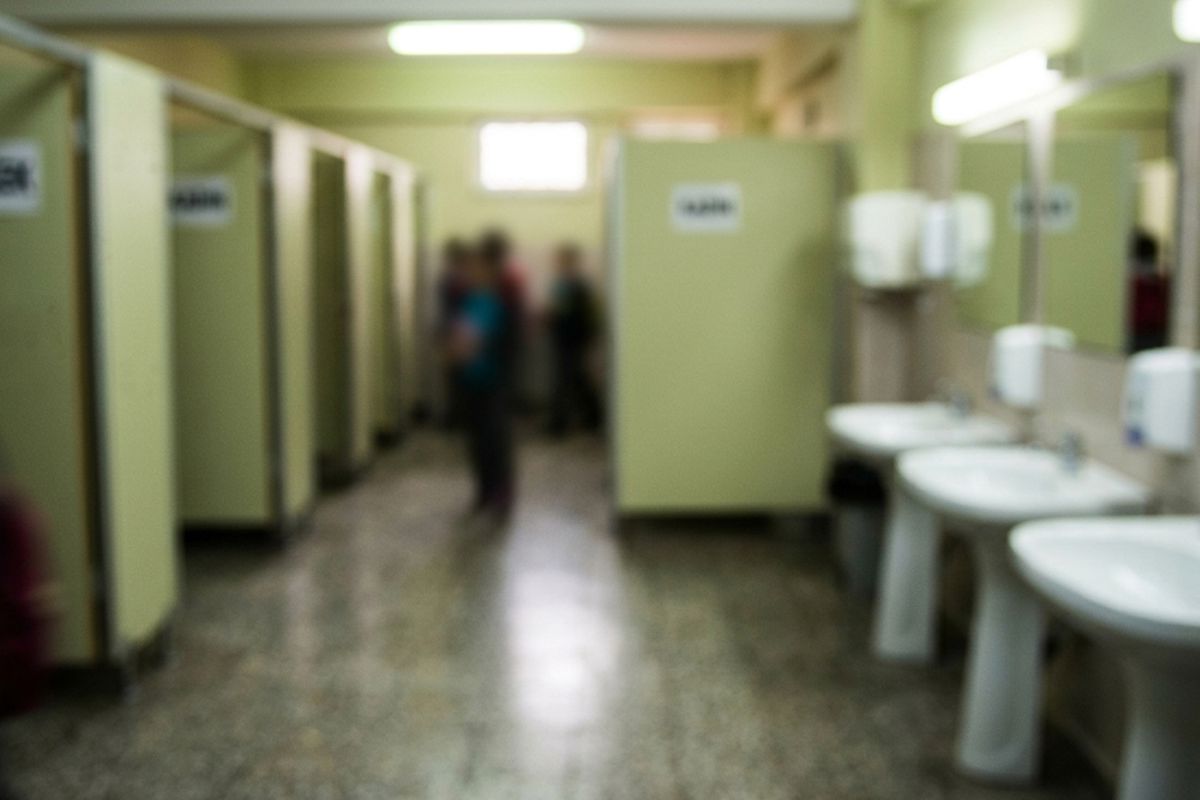 Okul tuvaletinde silah ve tehdit notu bulundu