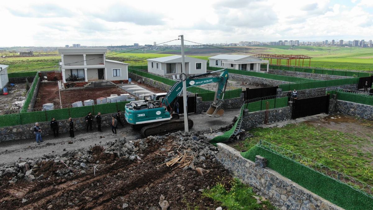 Diyarbakır\'da Kaçak Yapılar Yıkılmaya Başlandı