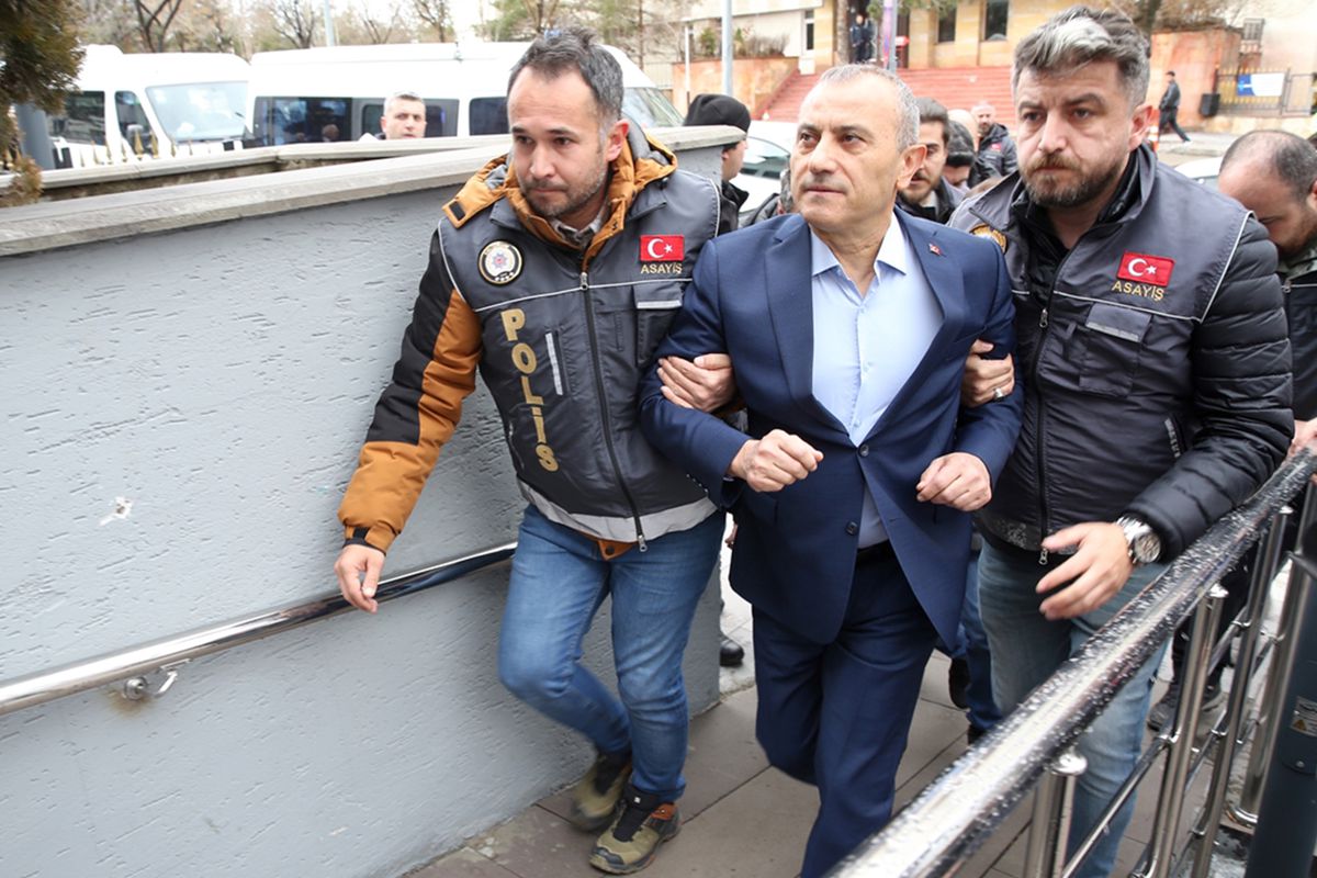 Eski Tunceli Valisi Tuncay Sonel\'e dikkat çeken muamele