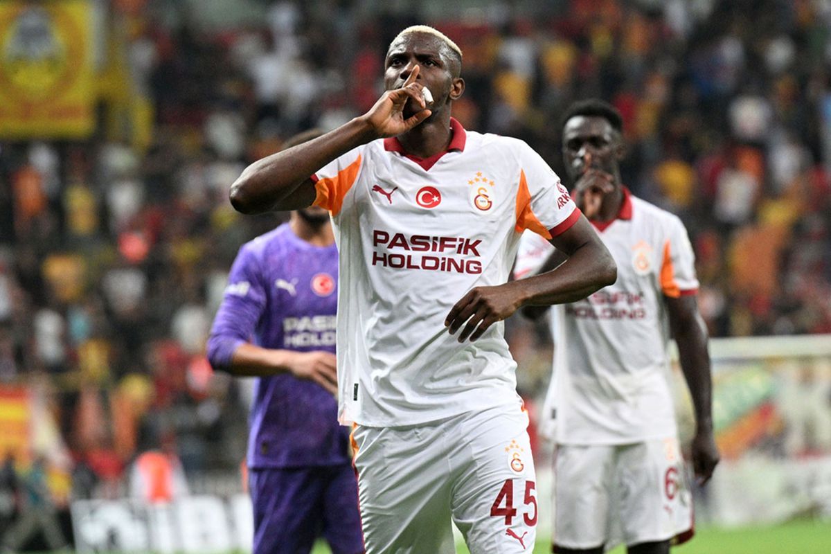 Fenerbahçe derbisi öncesi Osimhen\'den Okan Buruk\'a mesaj