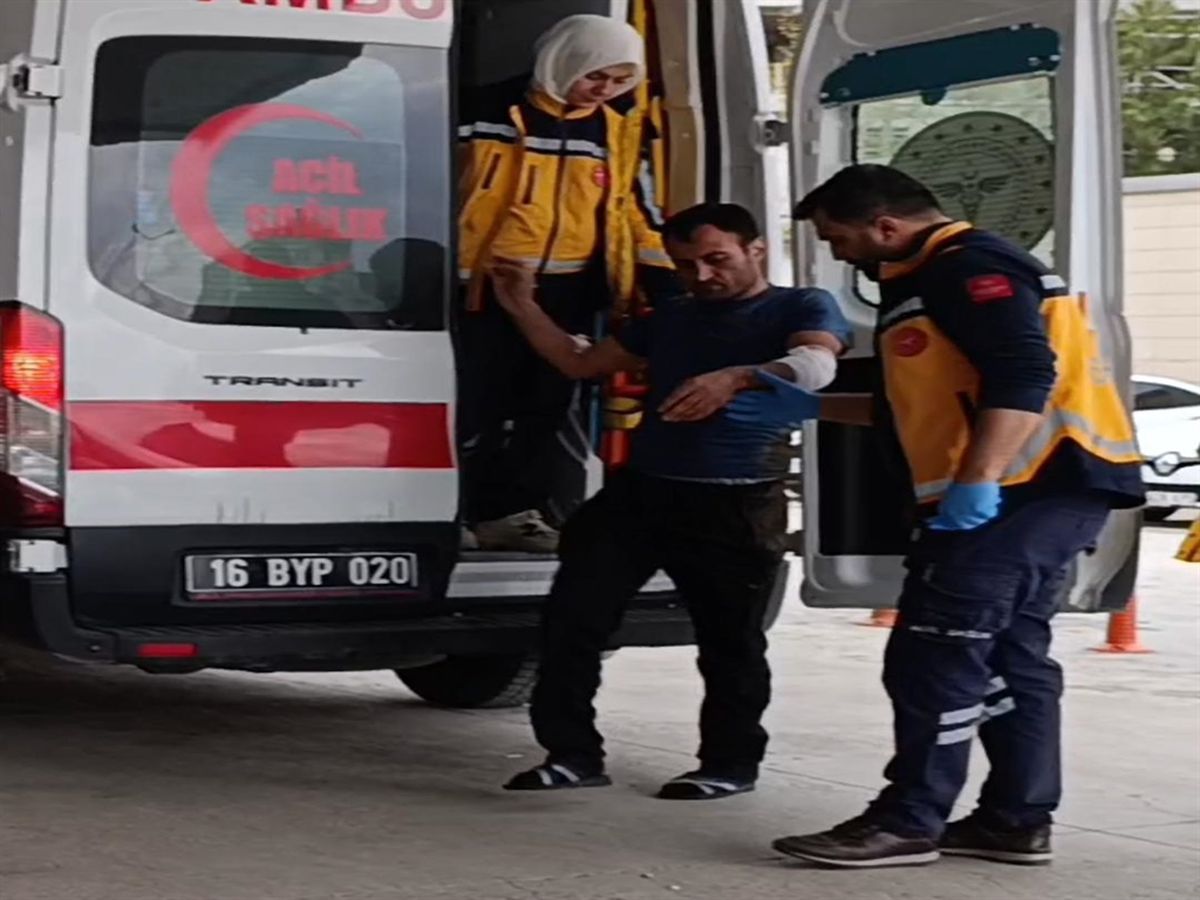 İnegöl\'de Freni Boşalan TIR Devrildi