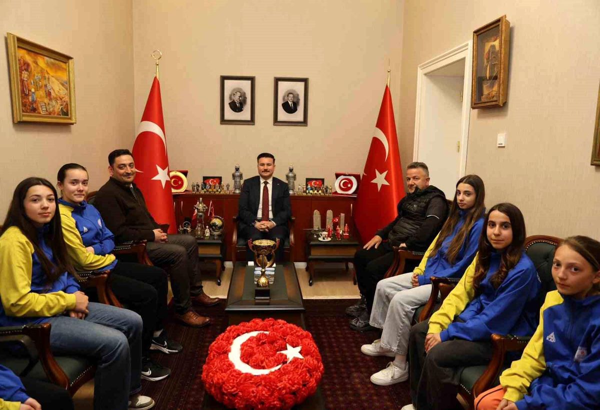 G&ouml;k&ccedil;eada Kız Futsal Takımına &Ouml;d&uuml;l