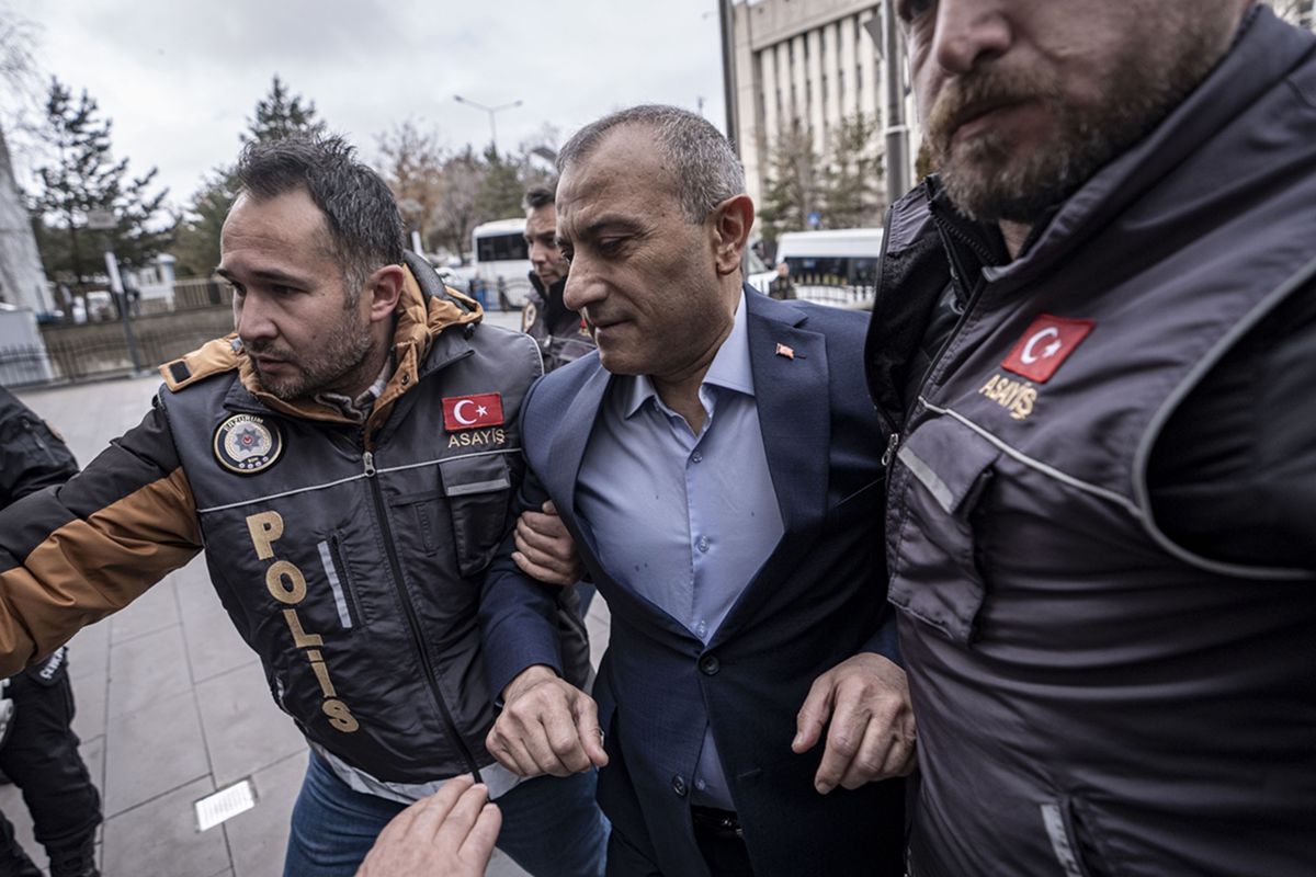 Gözaltındaki eski vali Tuncay Sonel\'in ilk sözleri: Ben devletin valisiyim, emniyette ifade vermem