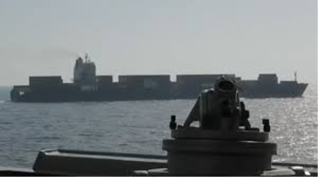 H&uuml;rm&uuml;z'de gerginlik zirvede! İran gemisi ABD ablukasını deldi