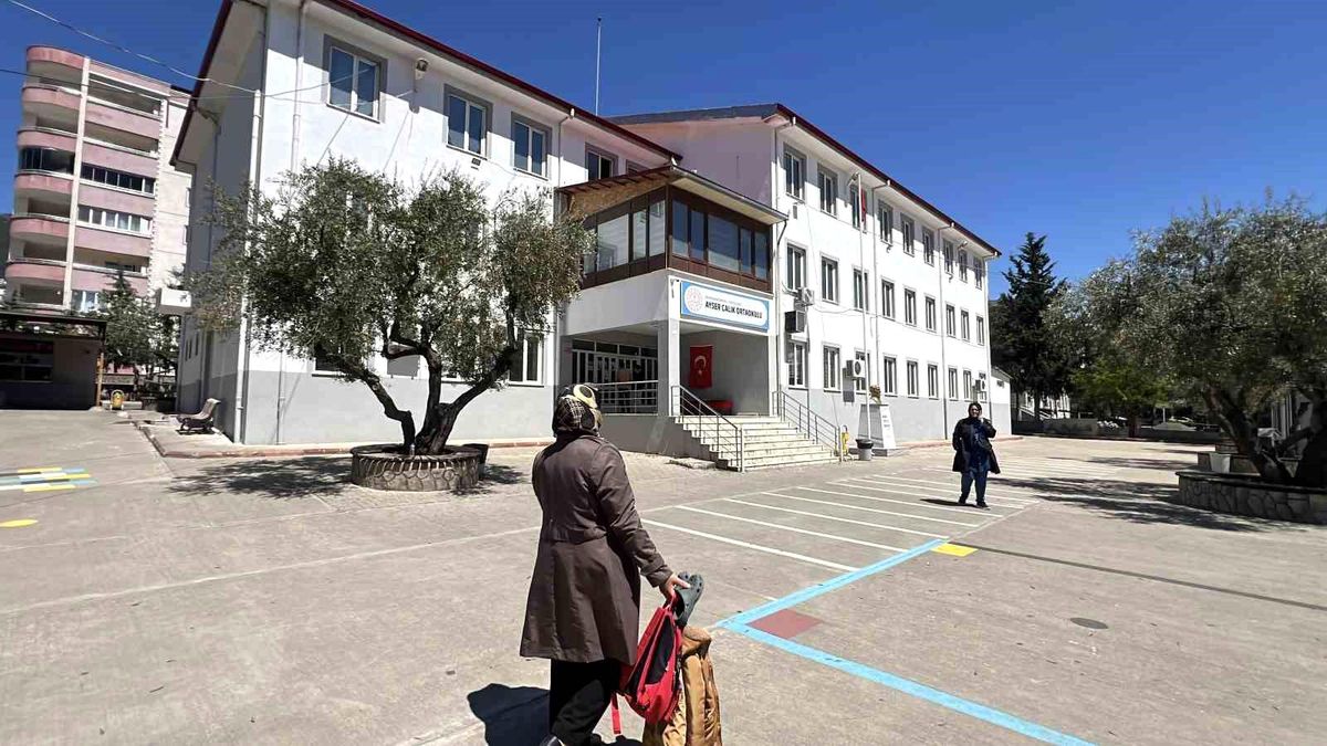 Kahramanmaraş\'ta Saldırı Sonrası Velilerin Eşya Teslimi