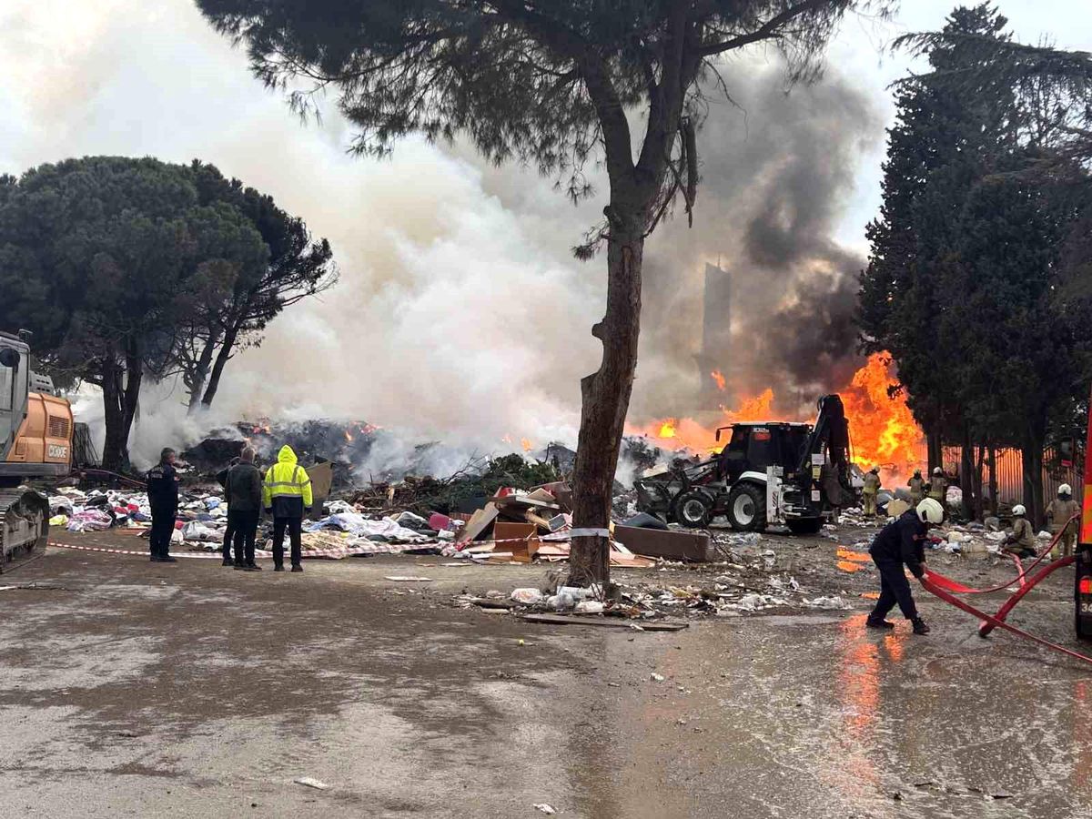 Kartal\'da Yangın: Çöp Alanında Alevler Yükseldi