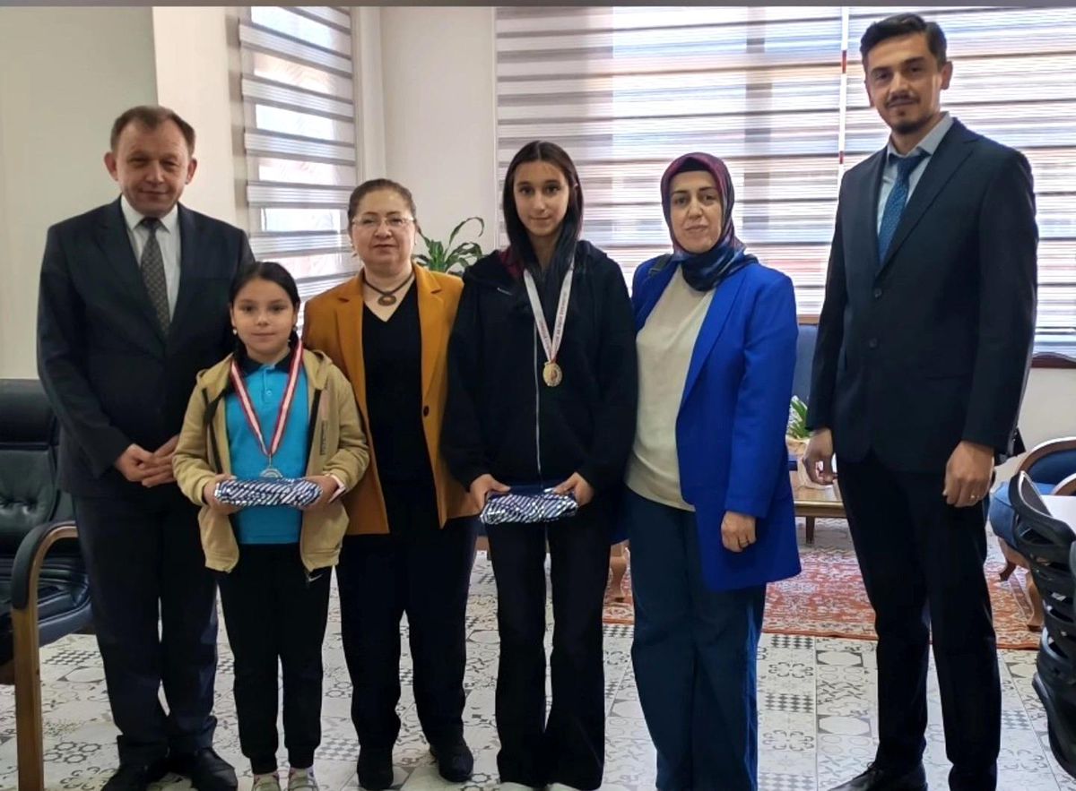 Başarılı Öğrenciler Kaymakam\'ı Ziyaret Etti