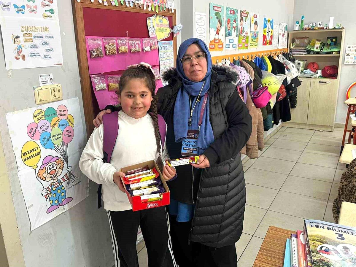 Aysima\'nın Sürprizi Öğretmenleri Mutlu Etti