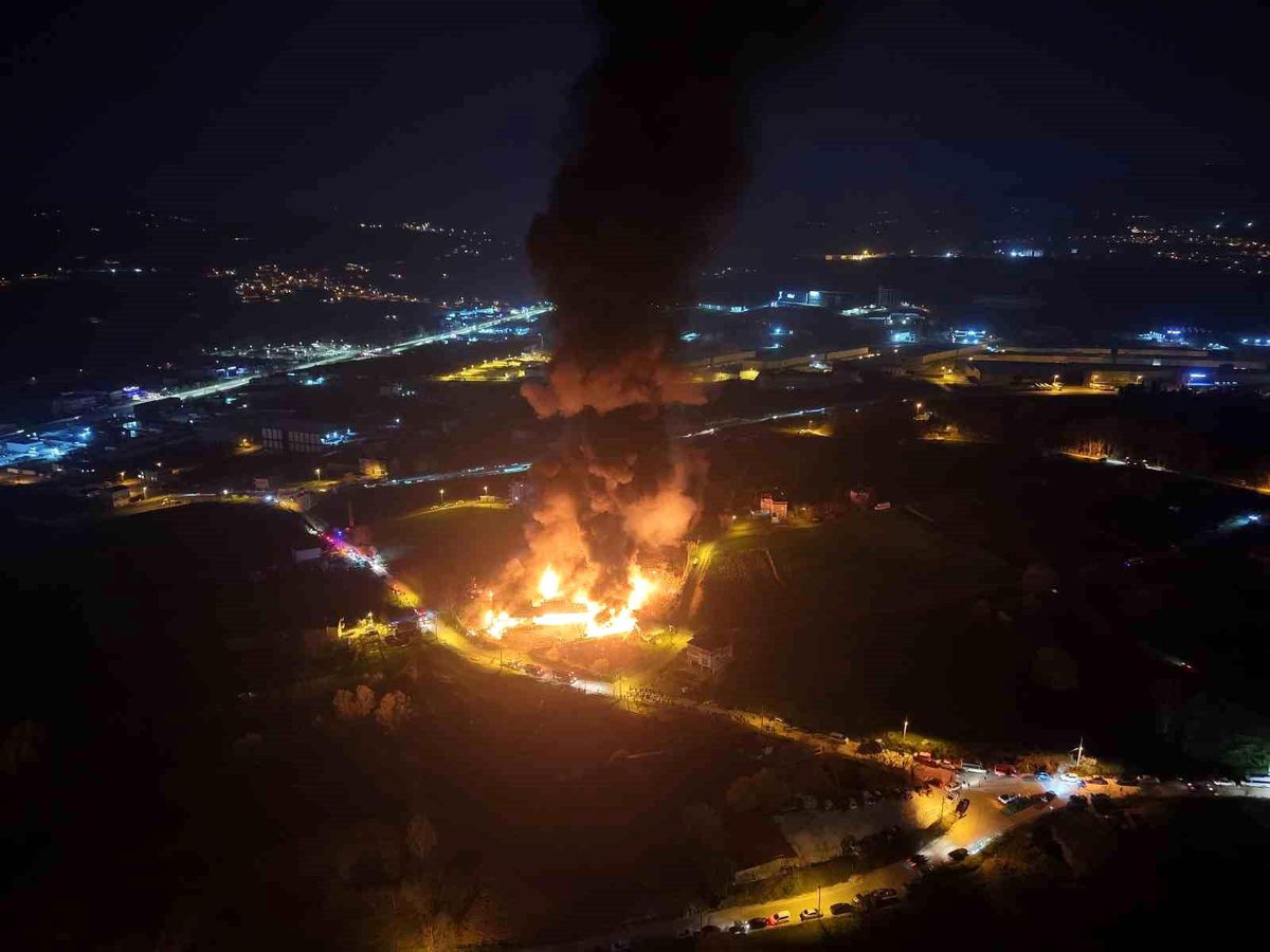 Samsun\'da muz deposu yangını havadan görüntülendi