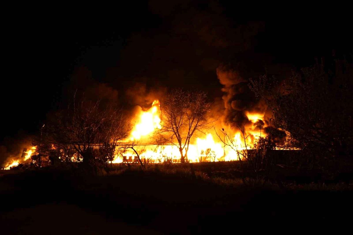 Samsun\'da muz deposunda yangın: Alevler göğe yükseldi