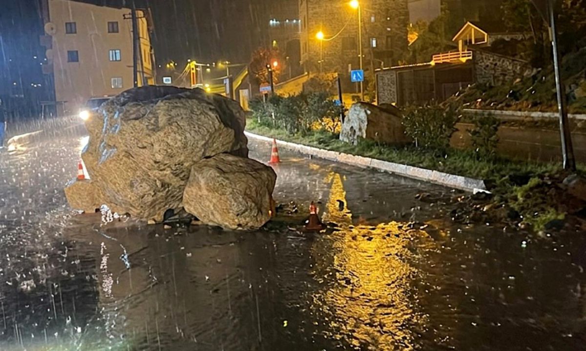 Şemdinli\'de yola dev kaya parçaları düştü