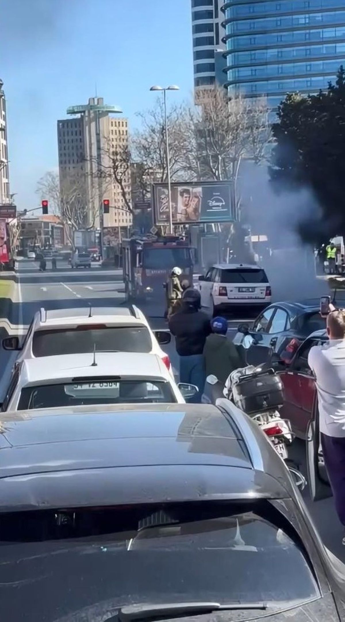 Şişli\'de Cipte Yangın, Trafik Kilitlendi