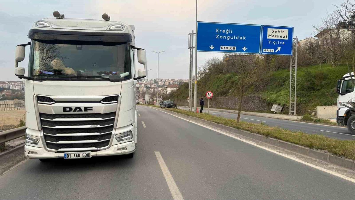 Zonguldak\'ta Kaza: Tır Otomobile Çarptı