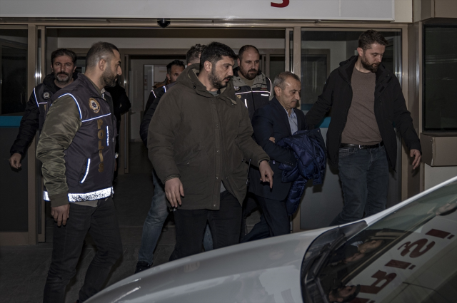 Tuncay Sonel, cezaevine götürülürken ellerini montuyla kapattı