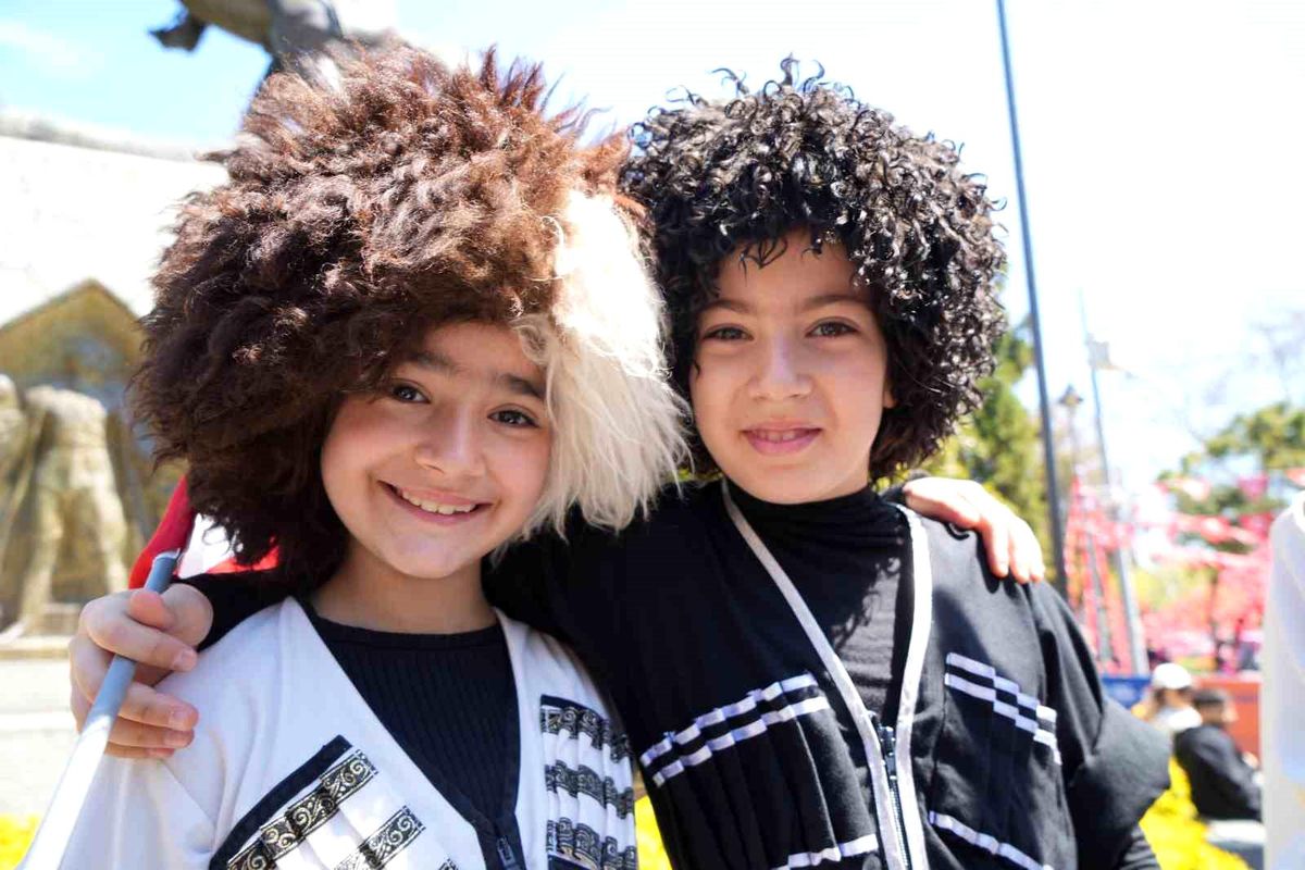 Türk dünyasının çocukları Samsun\'u renklendirdi