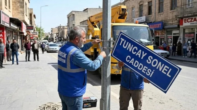 Vali Tuncay Sonel'in adının verildiği sokağın tabelası söküldü