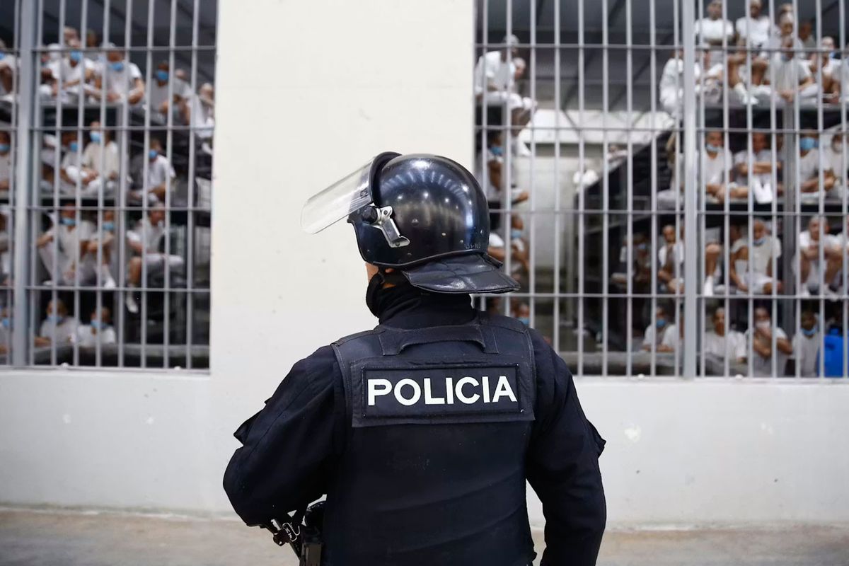 Venezuela\'da cezaevinde çıkan isyanda 5 mahkum hayatını kaybetti