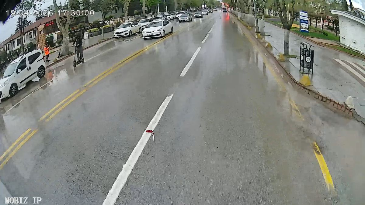 Otobüs Şoföründen Bayrak Hassasiyeti: Yola Düşen Türk Bayrağını Kaldırdı