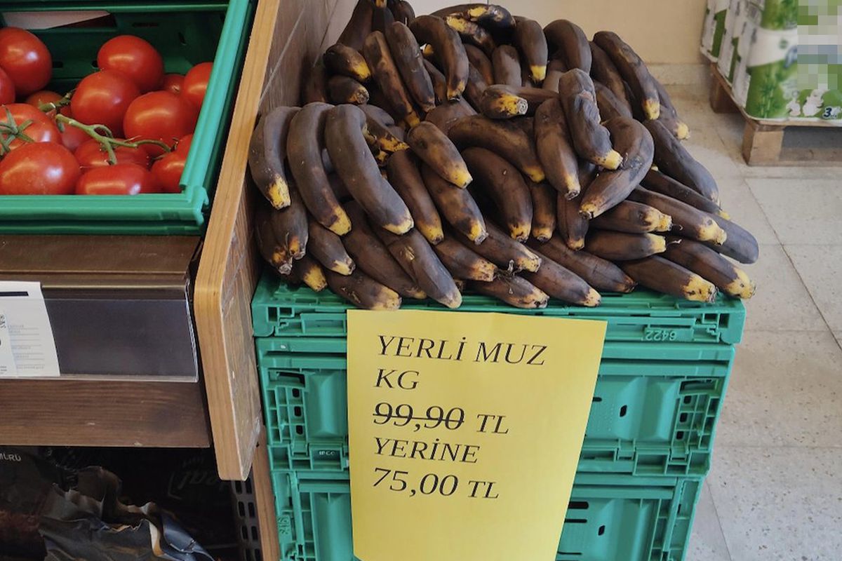 Zincir markette satılan muzların görüntüsü müşterileri hayrete düşürdü