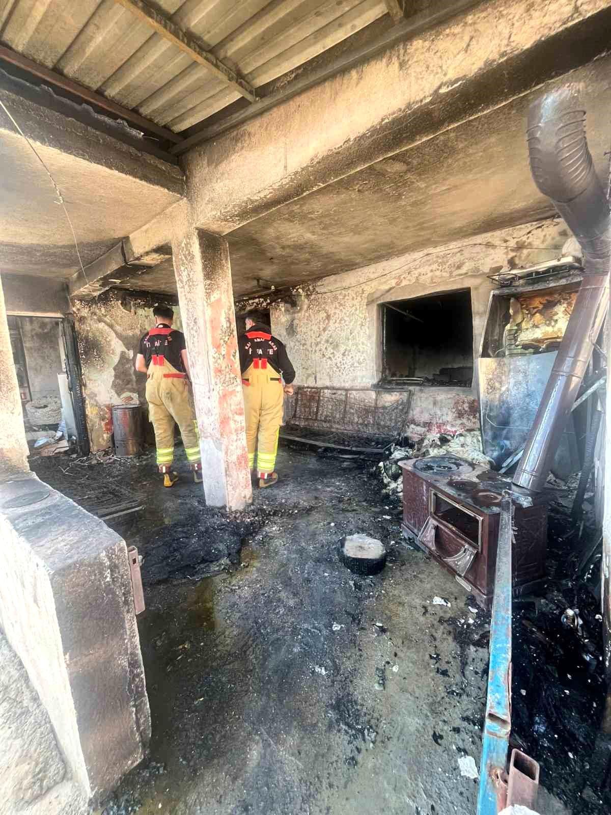 Afşin\'de Ev Yangını: 4 Kişi Dumandan Etkilendi