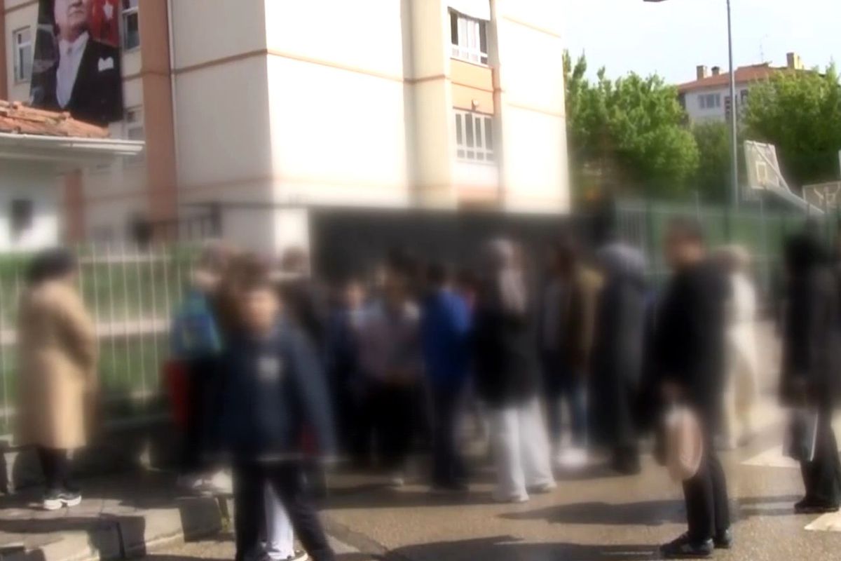 Sincan\'da öğrenci tabancayla okula geldi