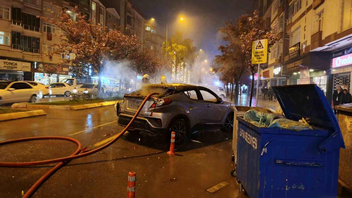 Babasıyla tartıştı, park halindeki aracı yaktı