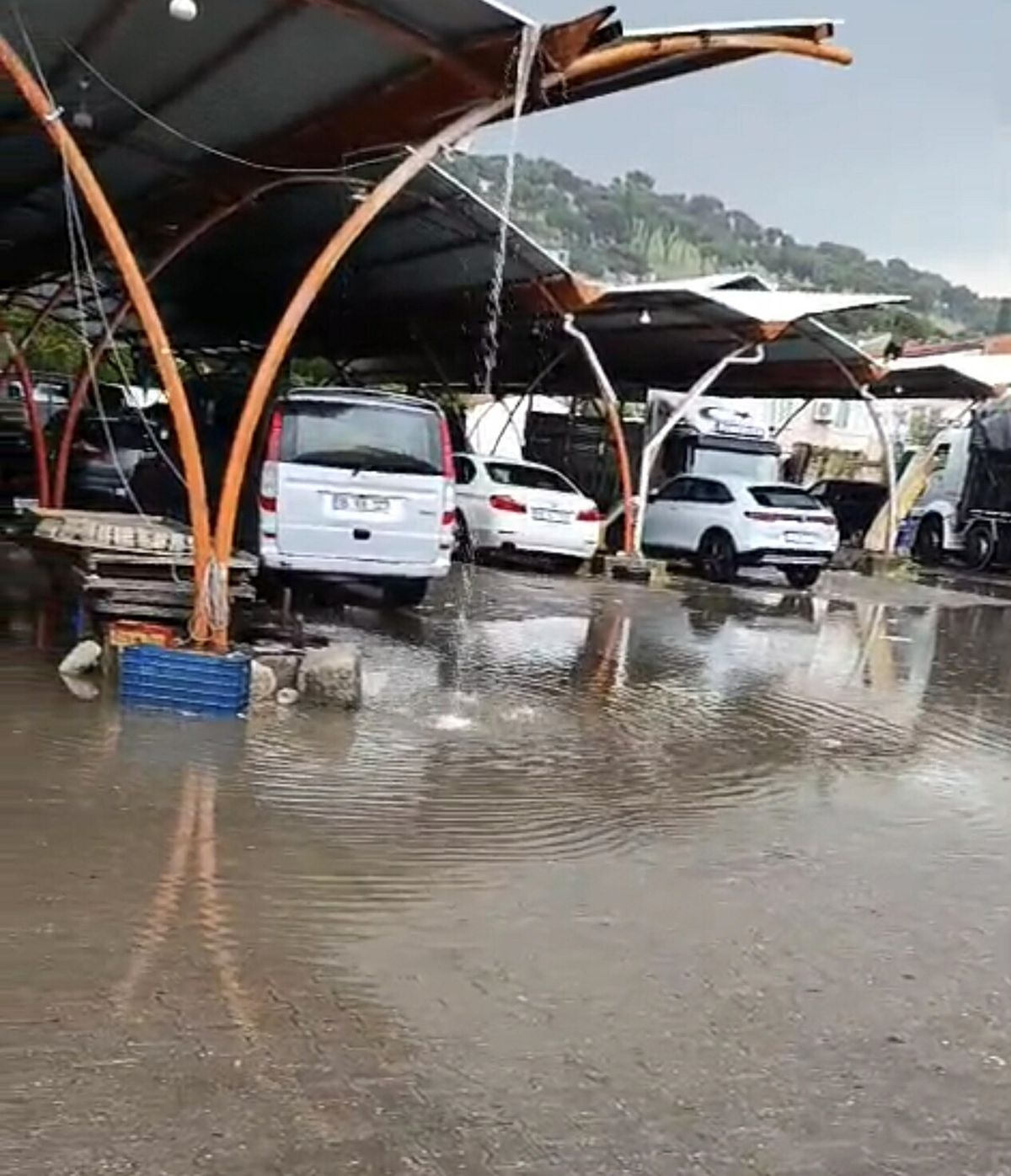 Ayvalık\'ta Sağanak Yağış Sokakları Göle Döndürdü