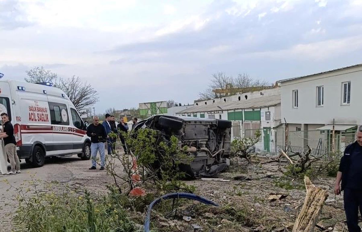 Bandırma\'da Takla Atan Araçta Sürücü Yaralandı