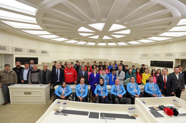 Başkan Şahin, başarılı sporcularla buluştu