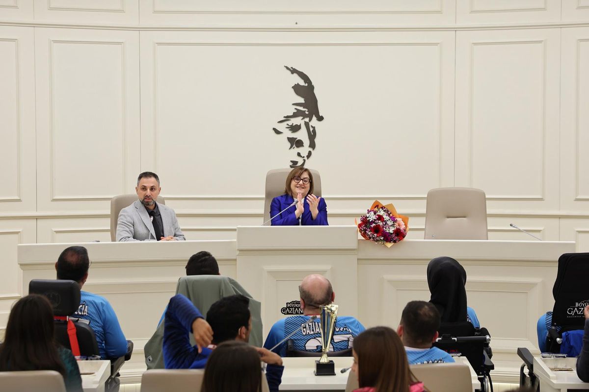 Başkan Şahin, başarılı sporcularla buluştu