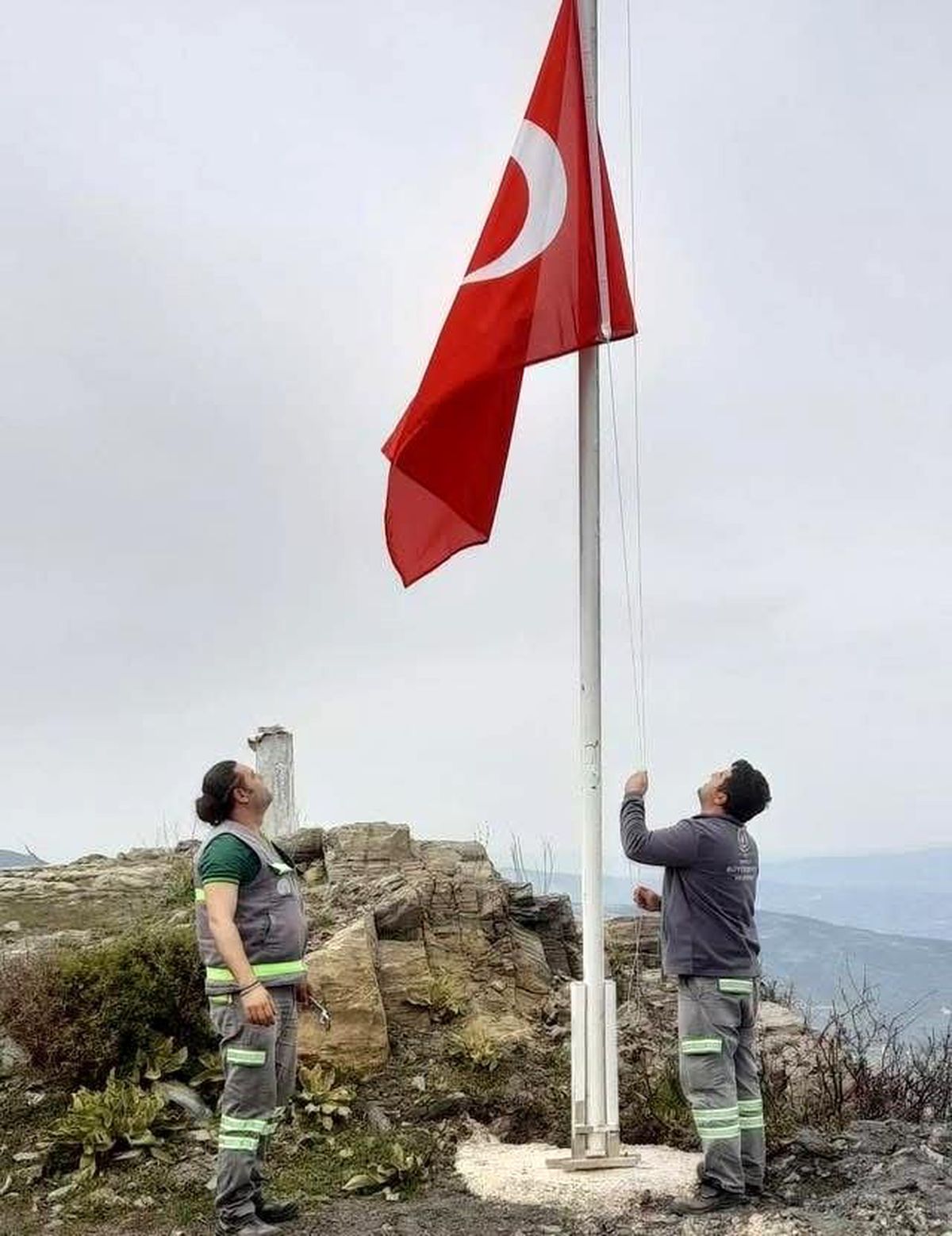 Buldan\'ın 45 mahallesi ay yıldızlı bayraklarla donatılıyor