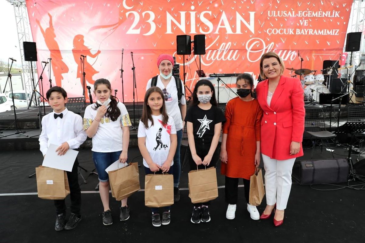 CHP\'nin 23 Nisan tanıtımıyla ilgili Atatürk tepkisine cevap: "Çifte standart"