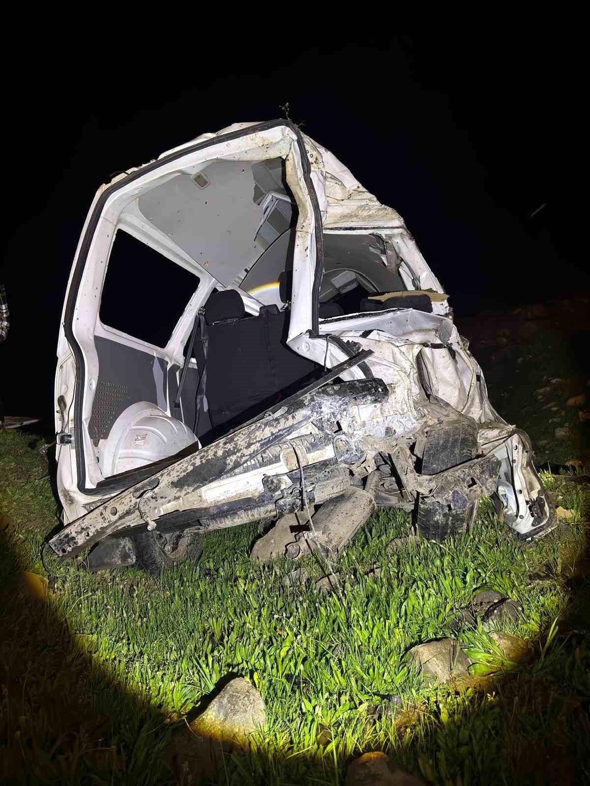 Cizre\'de Kamyonet Şarampole Uçtu