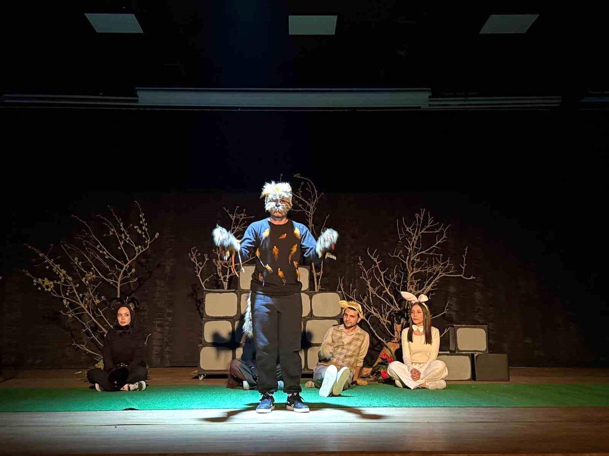 Erzincan\'da çocuklara özel tiyatro gösterisi sahnelendi