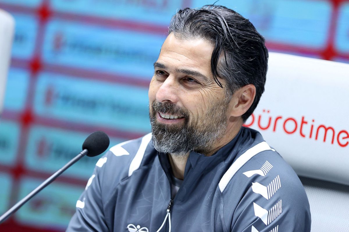 Fenerbah&ccedil;e'yi eleyen İlhan Palut, g&ouml;z&uuml;n&uuml; şimdi de sarı-lacivertlilerle ligde oynayacağı ma&ccedil;a dikti