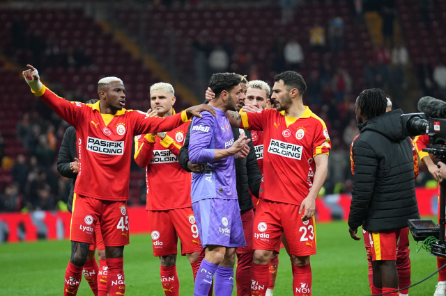 Galatasaray taraftarının protestosuna maruz kalan Günay Güvenç hüngür hüngür ağladı