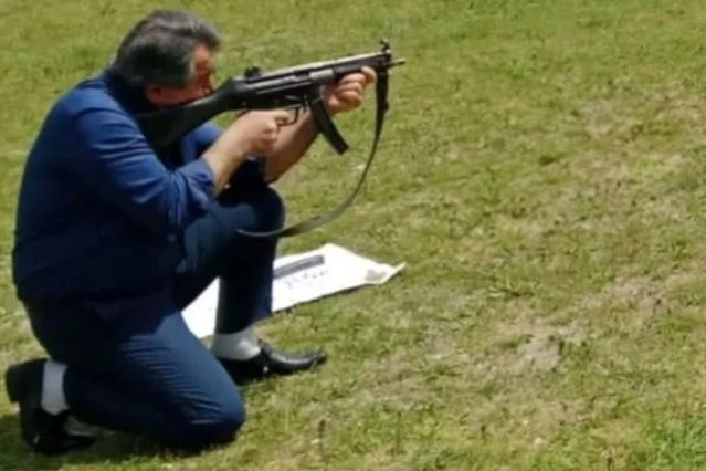 İlçe Milli Eğitim müdüründen silahlı paylaşım! Tepki gelince kaldırdı