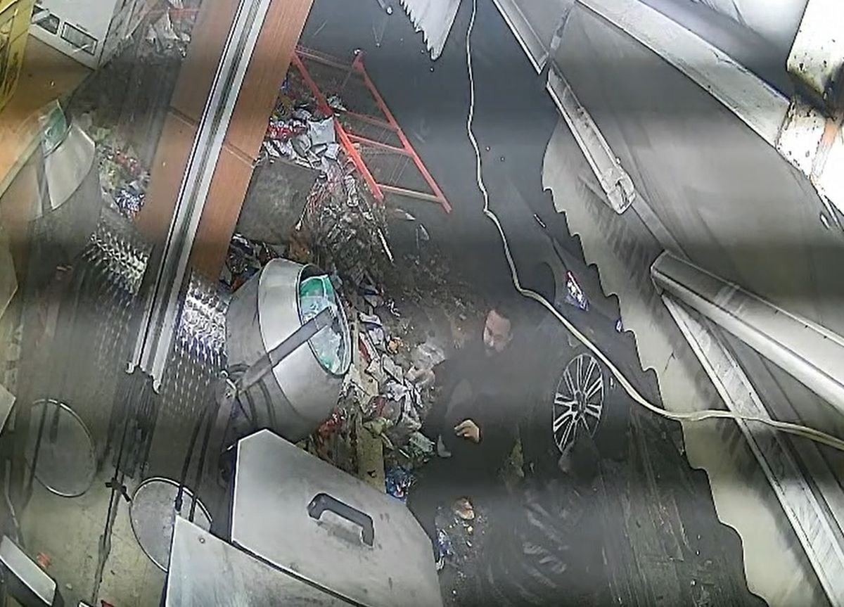 Sivas\'ta Devrilen Araçtan Son Anda Kurtulan Yaya