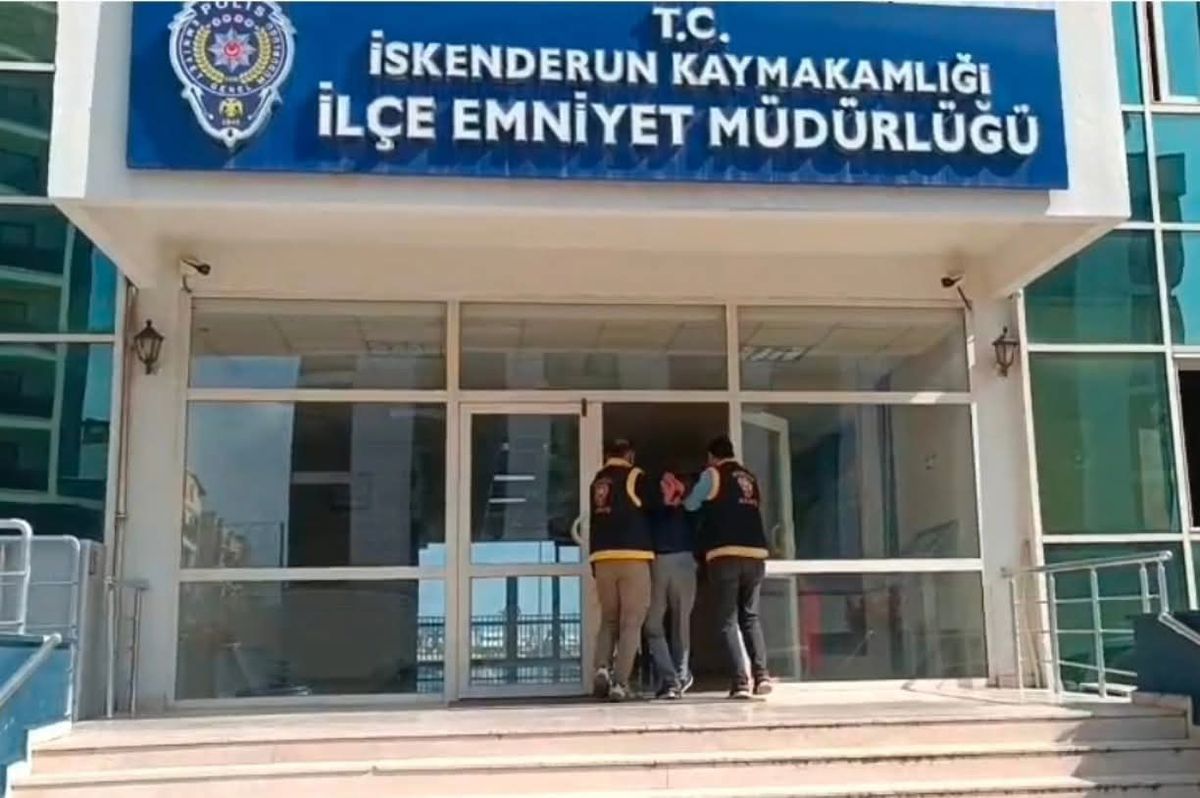 İskenderun’da satırlı saldırı dehşeti: 3 kişi yaralandı