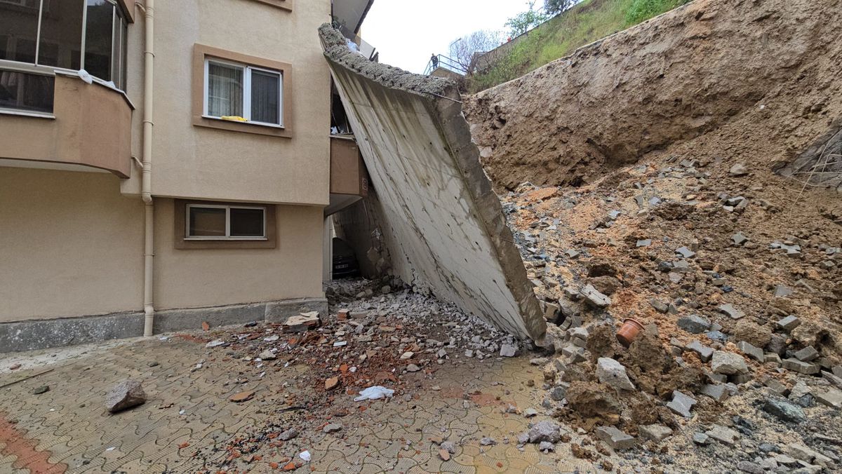 Mudanya\'da İstinat Duvarı Çöktü