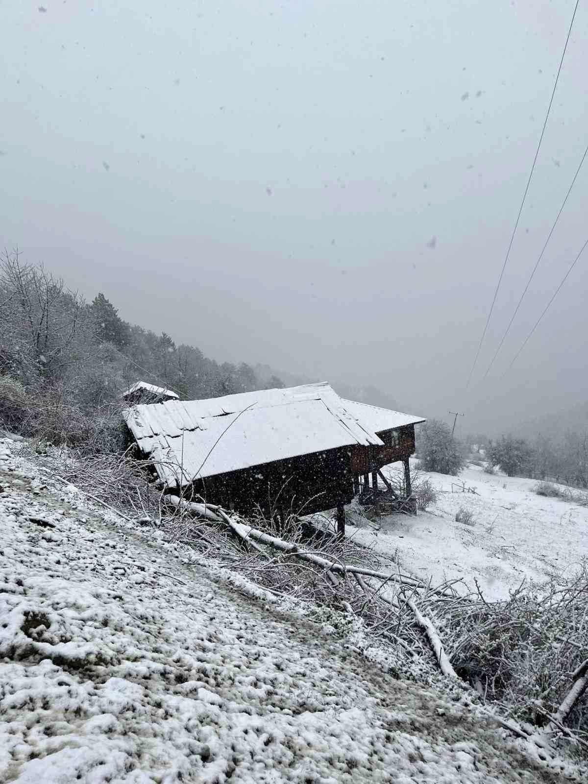 Kastamonu\'da Nisan\'a Kar Yağdı