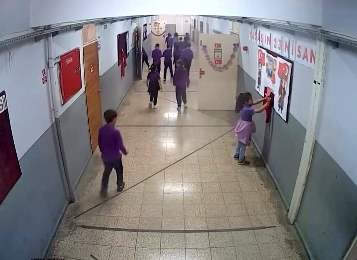 İnegöl\'de Öğrencilerden Bayrak Duyarlılığı