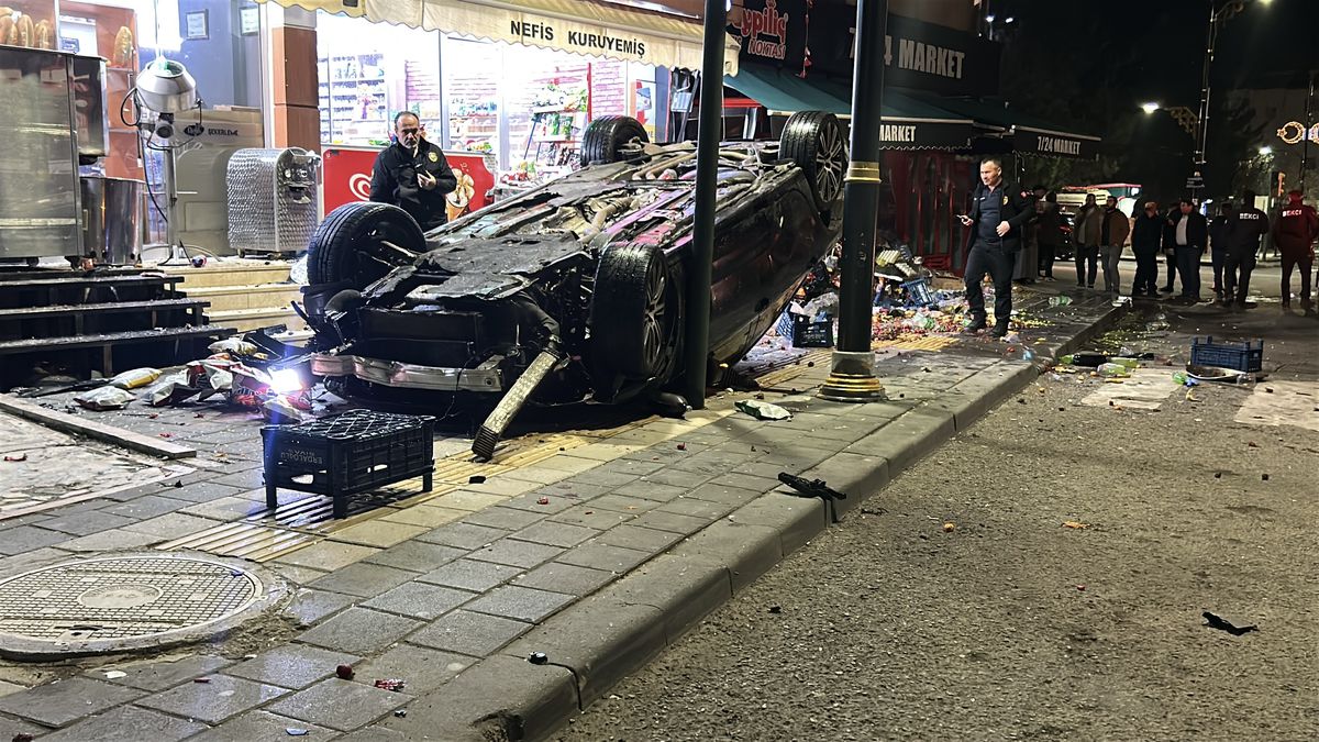 Sivas\'ta Kaza: Otomobil Devrildi, Sürücü Yaralı Değil