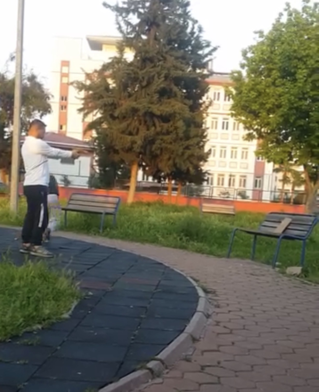 Adana'da Parkta Çocukla Silah Talimi