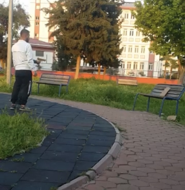 Adana'da Parkta Çocukla Silah Talimi